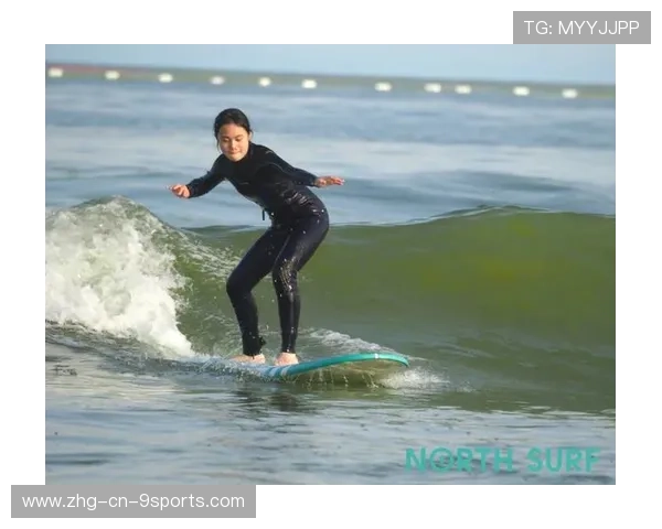 冲浪女孩浪上跳跃摆心形pose